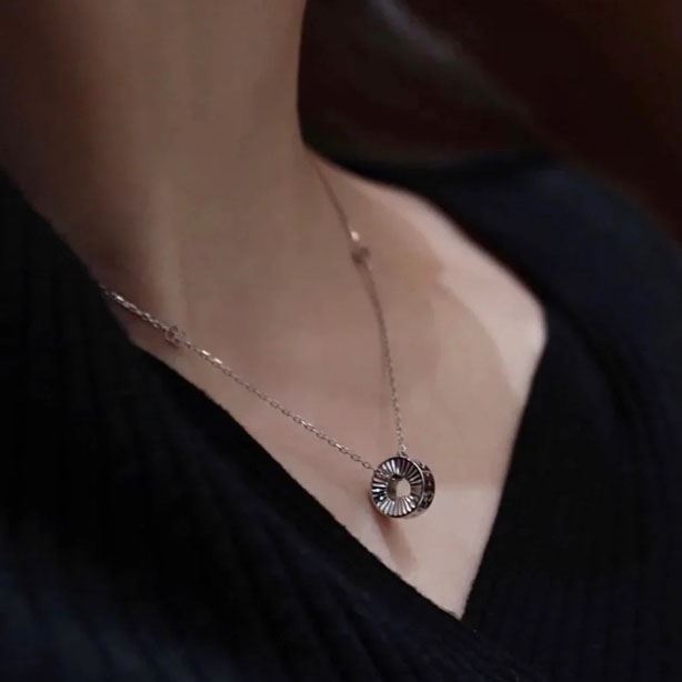 G*u*i necklaces